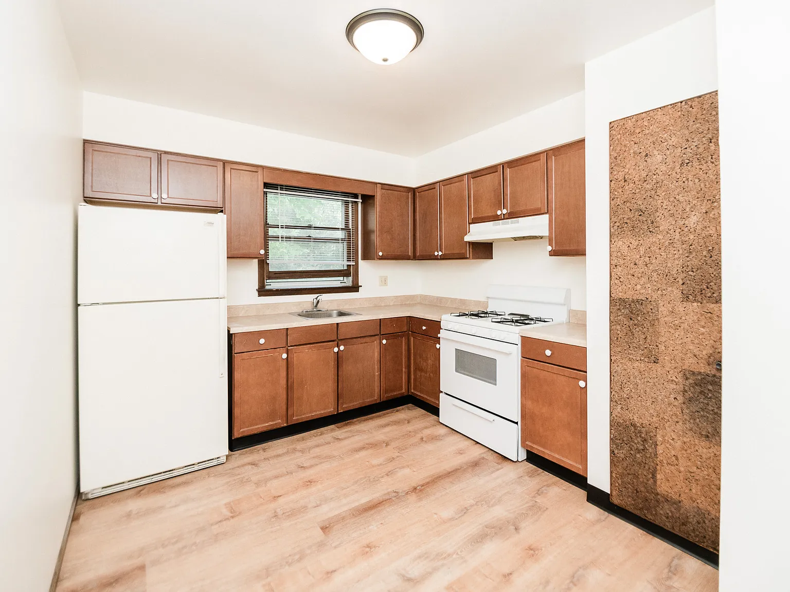 2 bed, 950 sqft, $1,200 — Photo 4