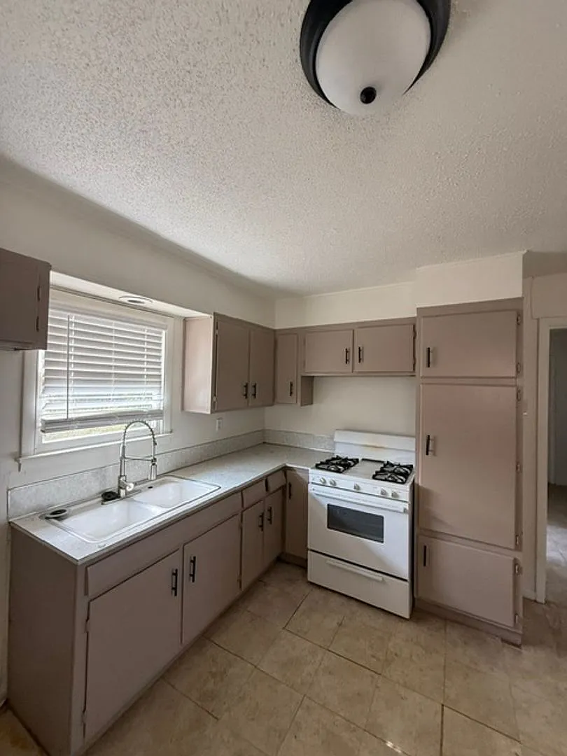 917 N Danville Drive — Photo 3