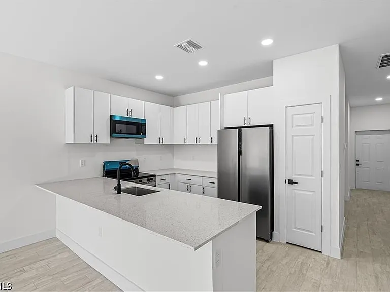 2222 Kenneth Ave S — Photo 2