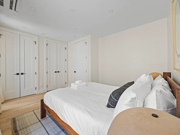 389 Manhattan Avenue image 24 of 38