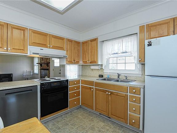 3rd image of 2153 Colony Rd