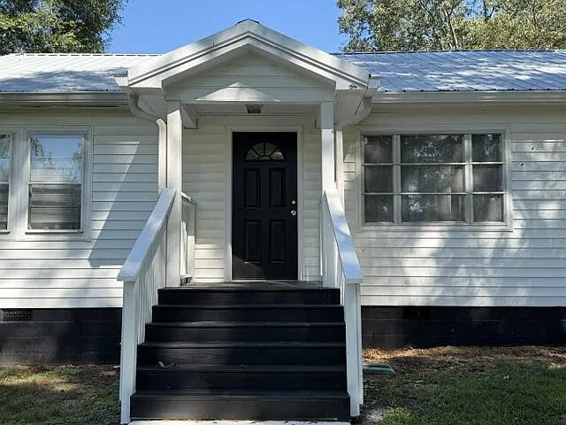 3 bed, $1,200 — Photo 3