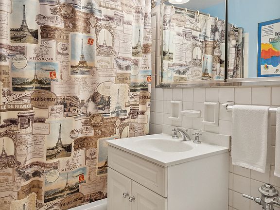 5th image of 15 W 72nd St APT 2R