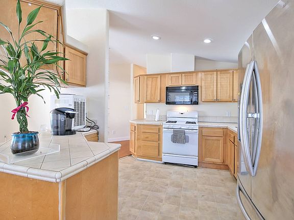 5th image of 243 El Bosque St