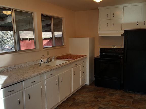3rd image of 14860 Hillcrest Ave