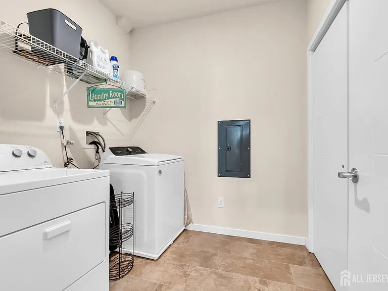 112 Lorhan Dr — Photo 17