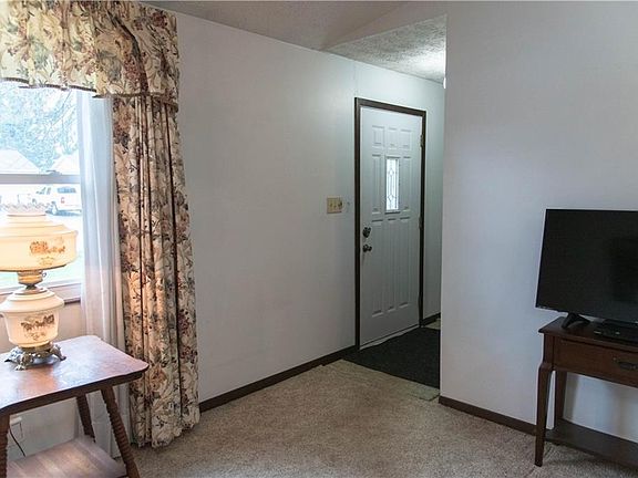 4th image of 901 Meadow Ln