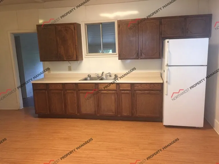 901 NW Saint Helens Ave — Photo 5