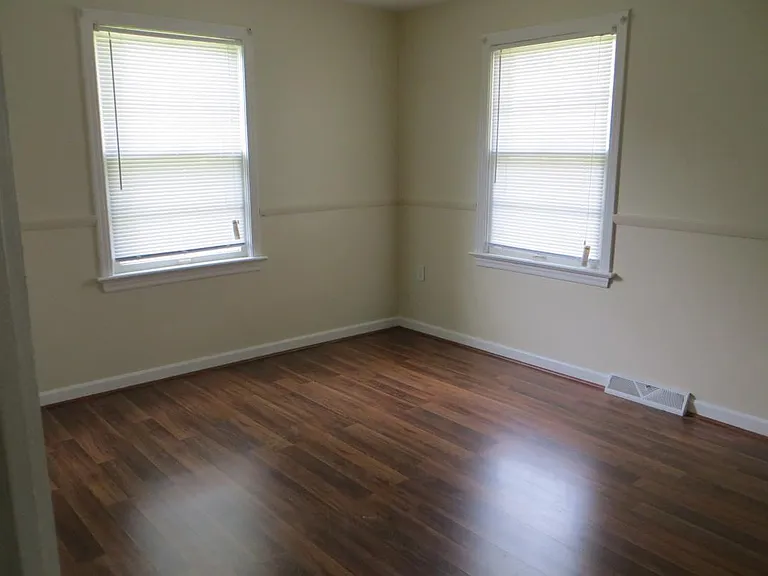 305 W Northview Ave — Photo 11