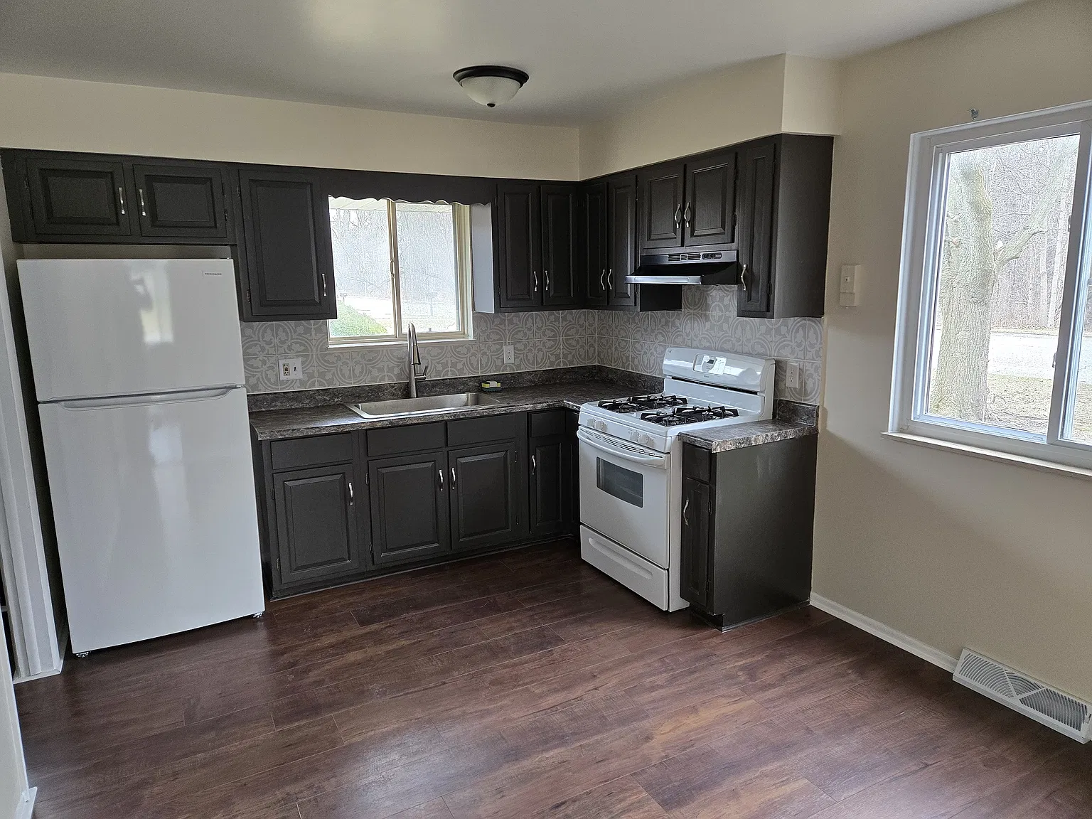 2 bed, 1.5 bath, 900 sqft, $1,200 — Photo 2