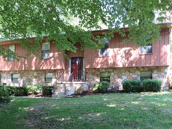 3rd image of 201 Oakwood Dr