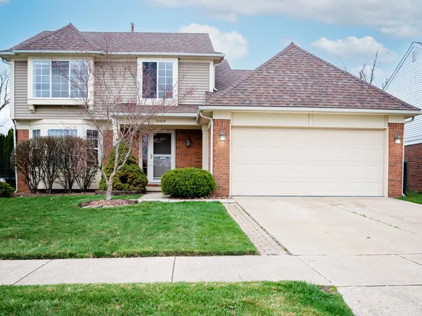 22518 Woodcreek Dr, Brownstown, MI 48134