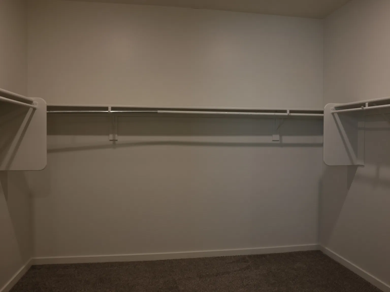4 bed, 1976 sqft, $2,300 — Photo 2
