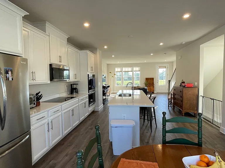 1812 Briscoe Ln — Photo 9