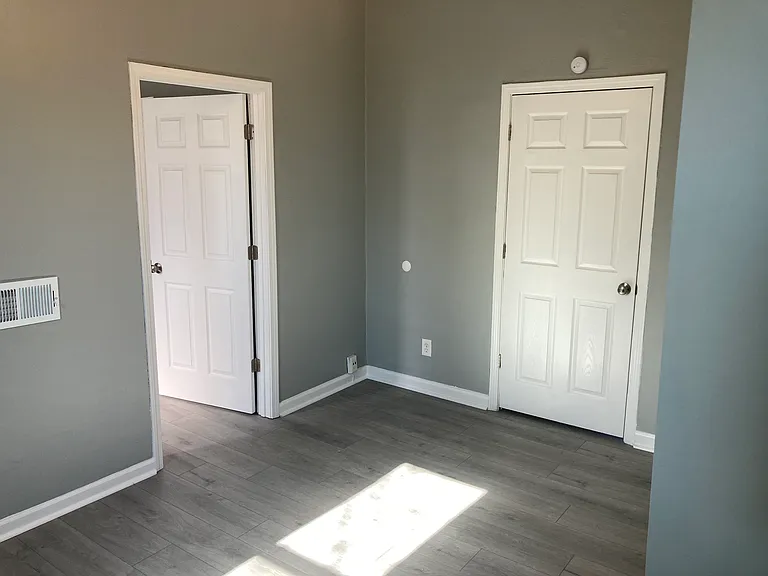 8 N Indiana Ave — Photo 23