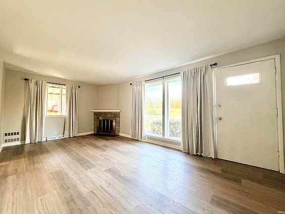 3rd image of 2720 E Fairoaks Dr