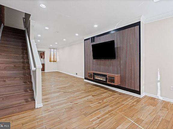 4th image of 1027 N Broadway