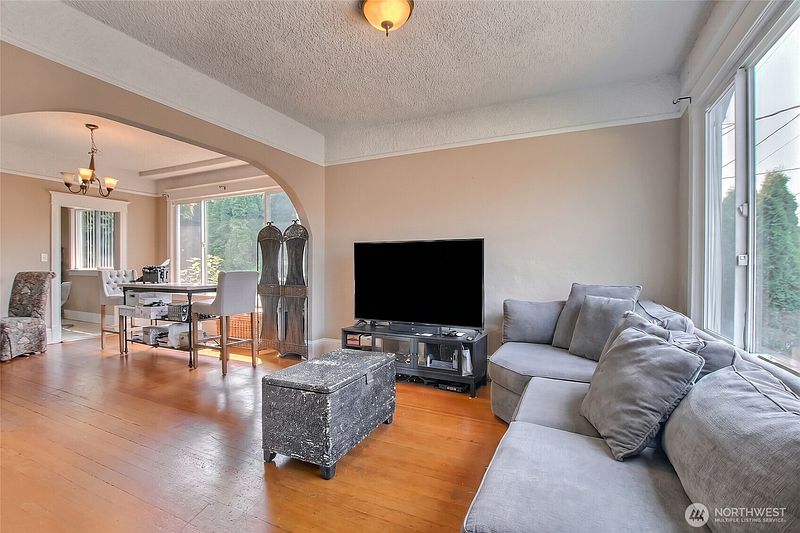 2nd image of 916 23rd Avenue S