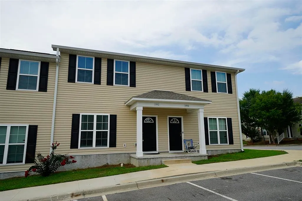 3 bed, 1177 sqft, $2,500 — Photo 3