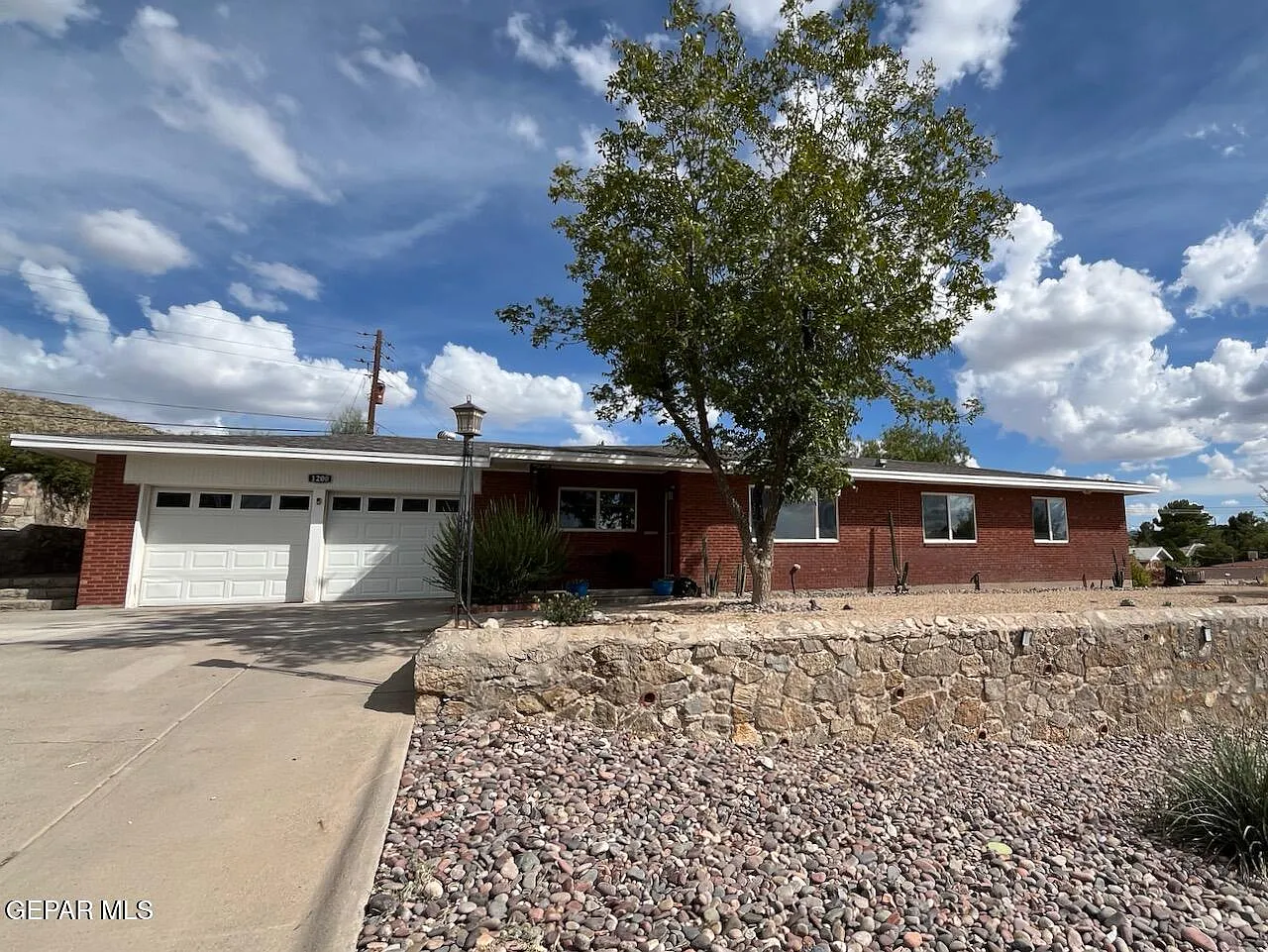 3 bed, 2.0 bath, 1939 sqft, $2,800 — Photo 1