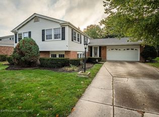 1627 S Surrey Ridge Dr, Arlington Heights, IL 60005