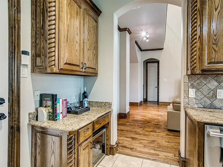 1805 Castle Ct — Photo 6