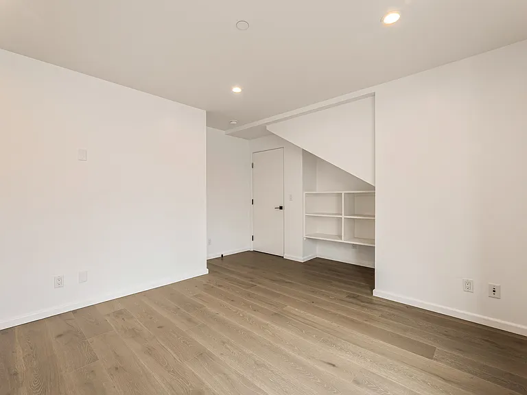 1825 1/2 Alsace Ave — Photo 14