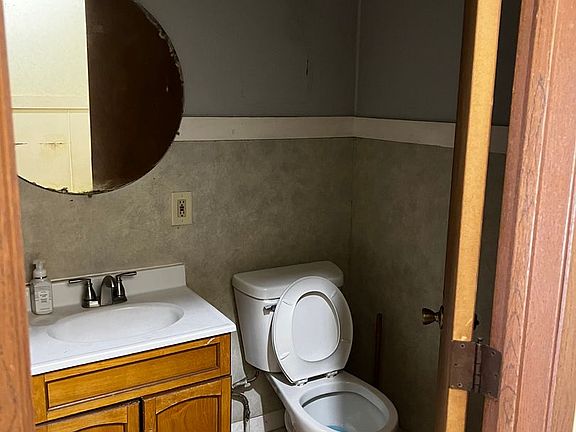 4th image of 926 Main St