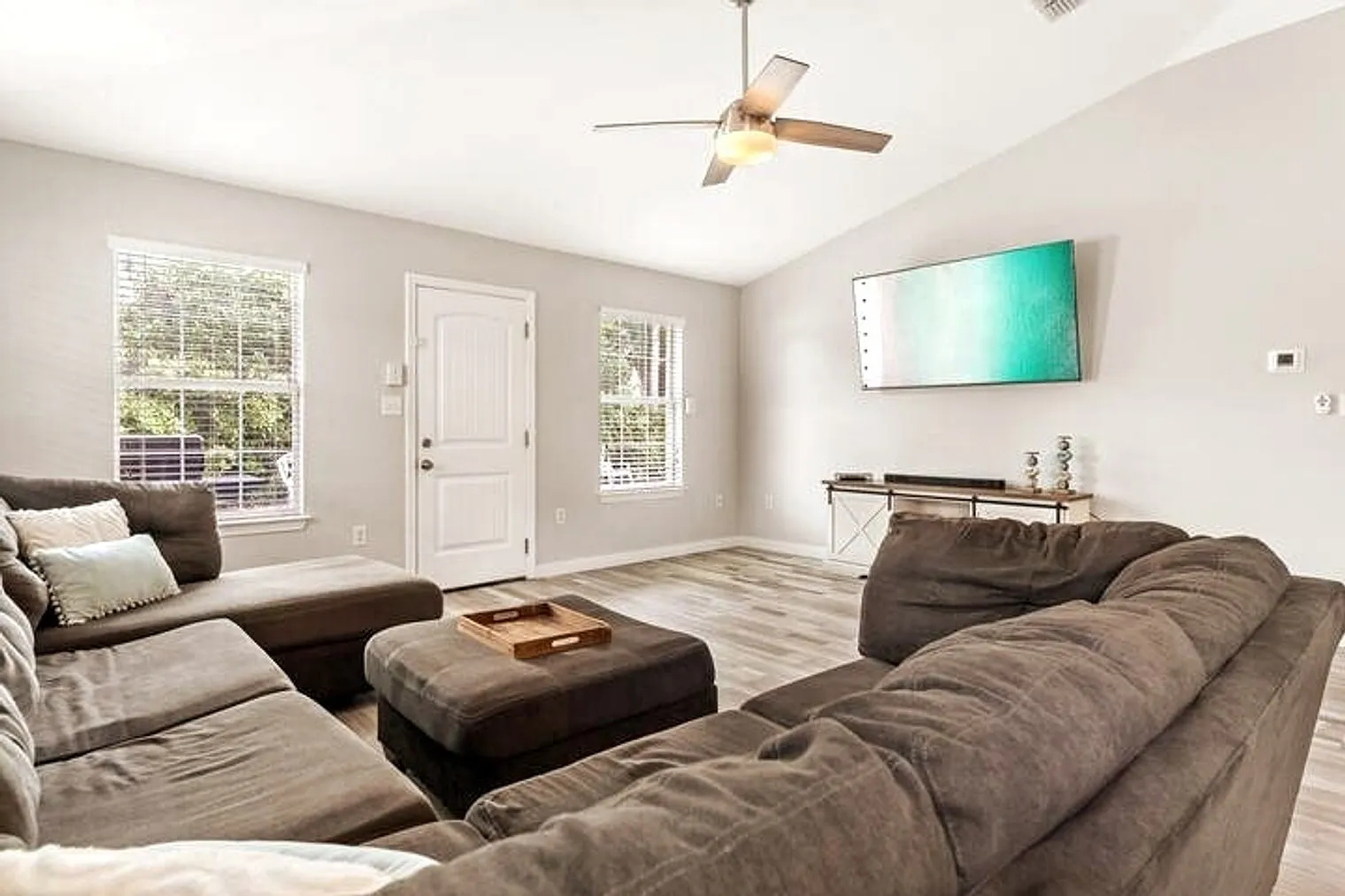 3 bed, 2.0 bath, 1474 sqft, $4,348 — Photo 4