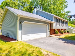 7 Old Coach Rd, Clifton Park, NY 12065