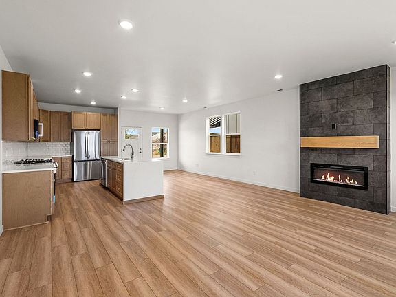 2nd image of 828 Spaniel Ln