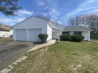 37 Pershing Ln, Sicklerville, NJ 08081