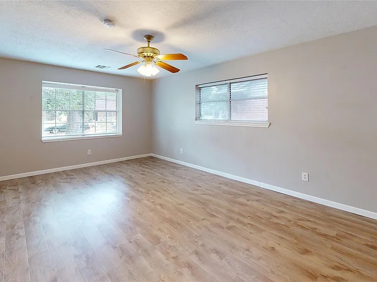 5221 Cottonwood Cir — Photo 14