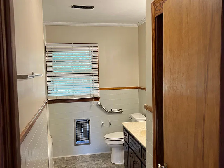 606 S Montgomery St — Photo 16