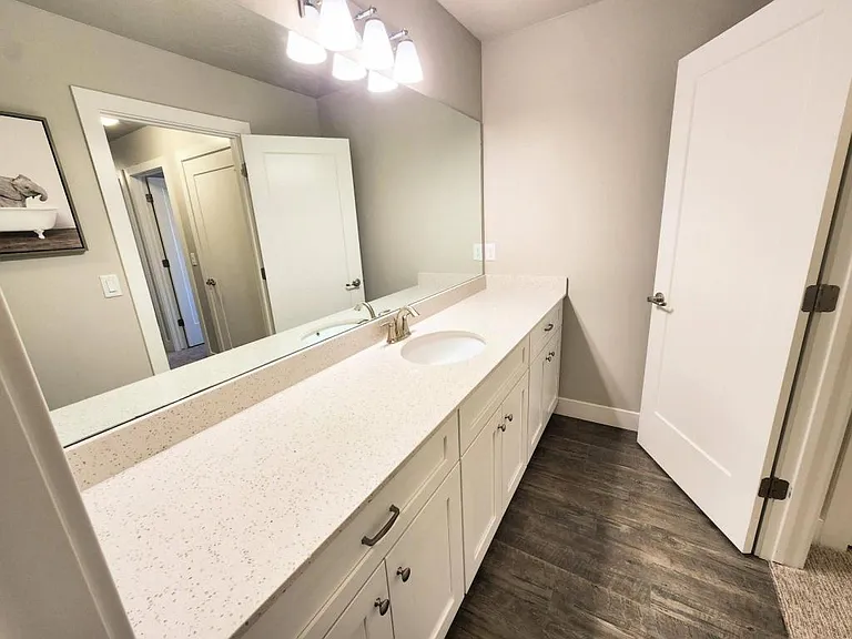 277 E 1500 N — Photo 10