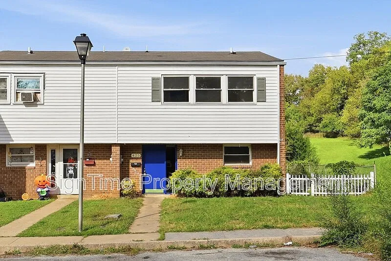 4 bed, 1.0 bath, 1400 sqft, $1,675 — Photo 2