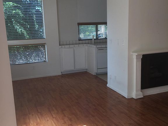 4th image of 13040 Moorpark St