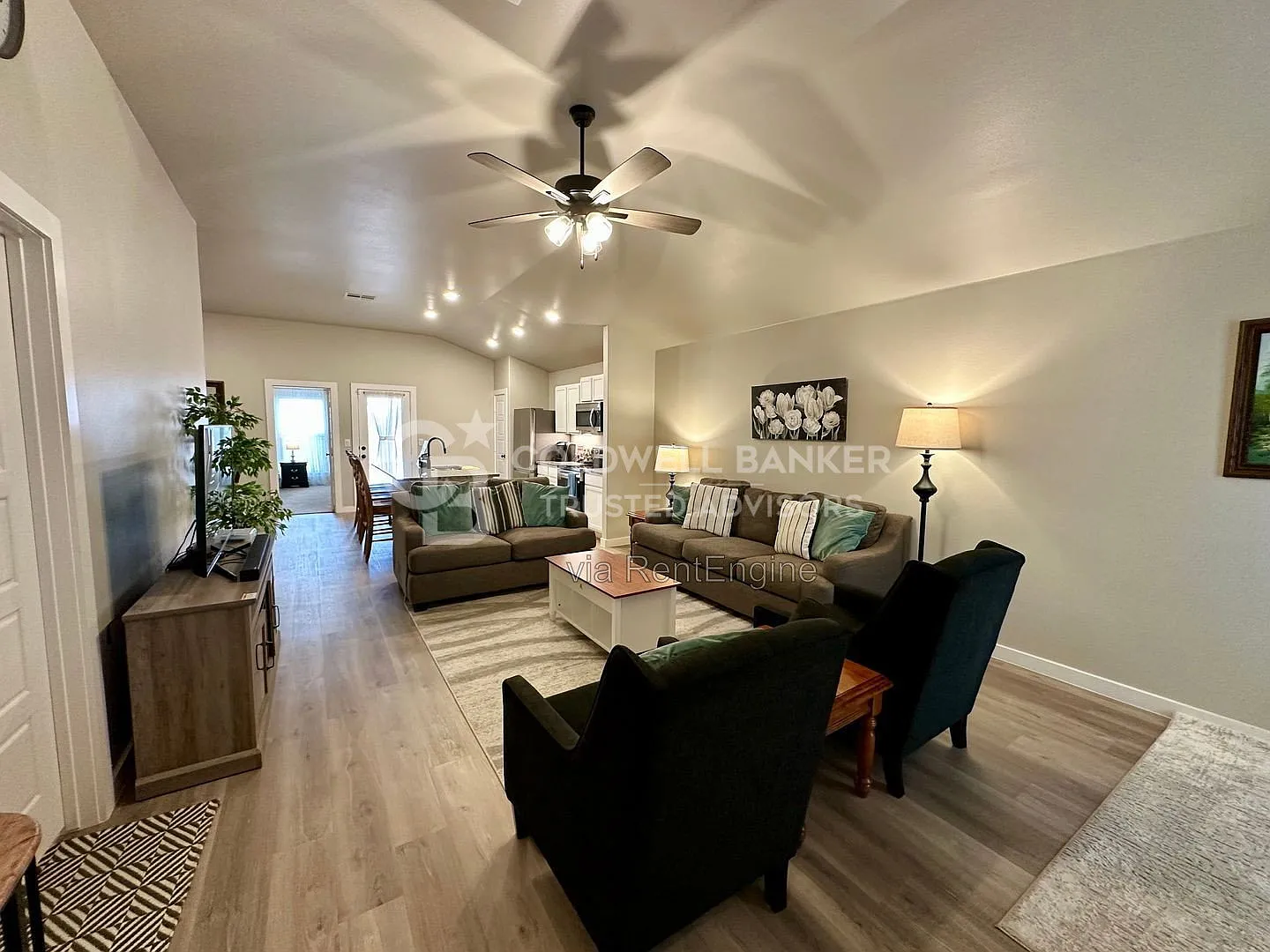 3 bed, 2.0 bath, 1455 sqft, $3,000 — Photo 2
