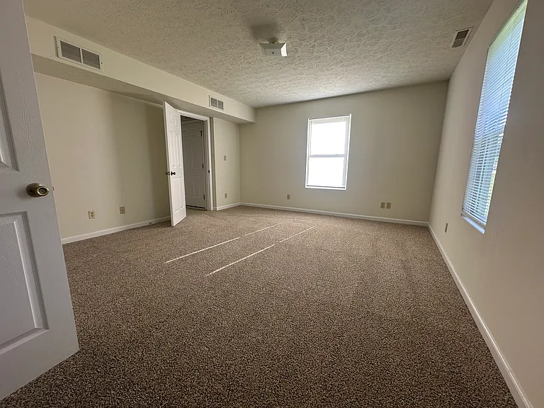 1118 S Woodlawn Ave — Photo 19