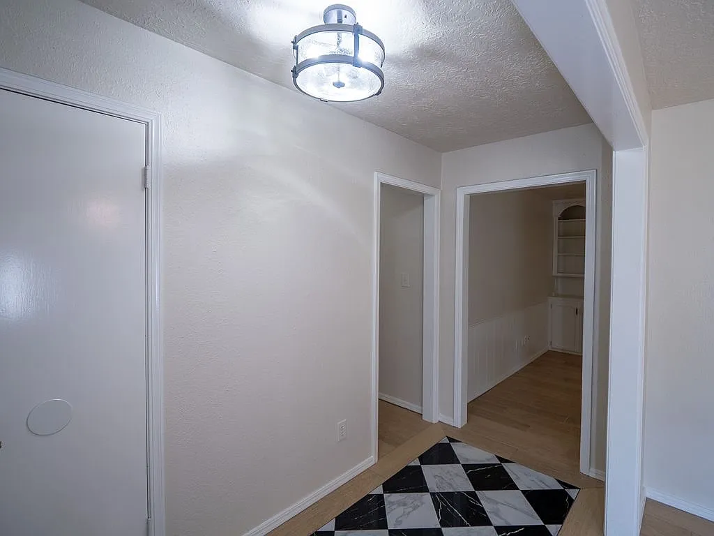 4 bed, 1958 sqft, $1,999 — Photo 4