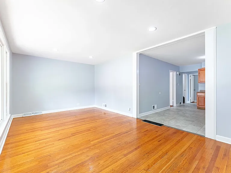 4507 S Leamington Ave — Photo 4