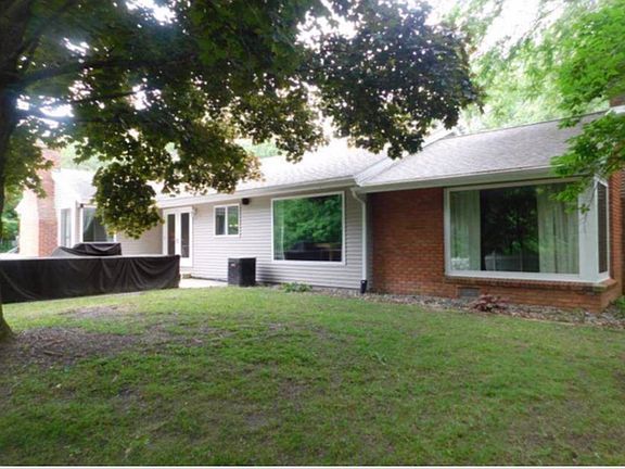 3rd image of 740 Riverbend Dr