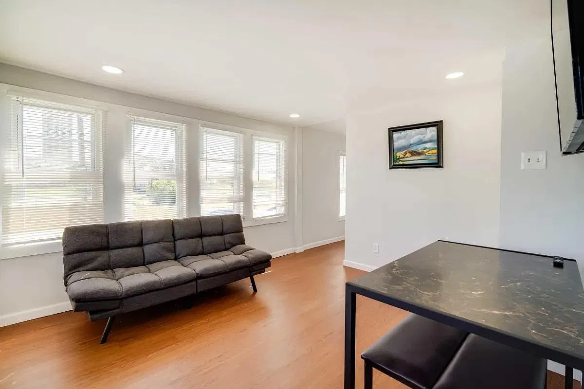 2 bed, 850 sqft, $1,900 — Photo 2