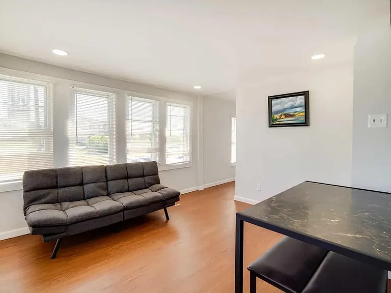 422 Grammercy Pl — Photo 2