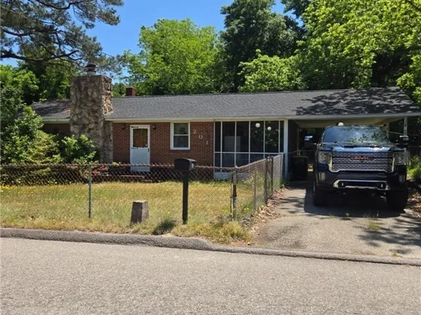 201 Scarborough St, Spring Lake, NC 28390