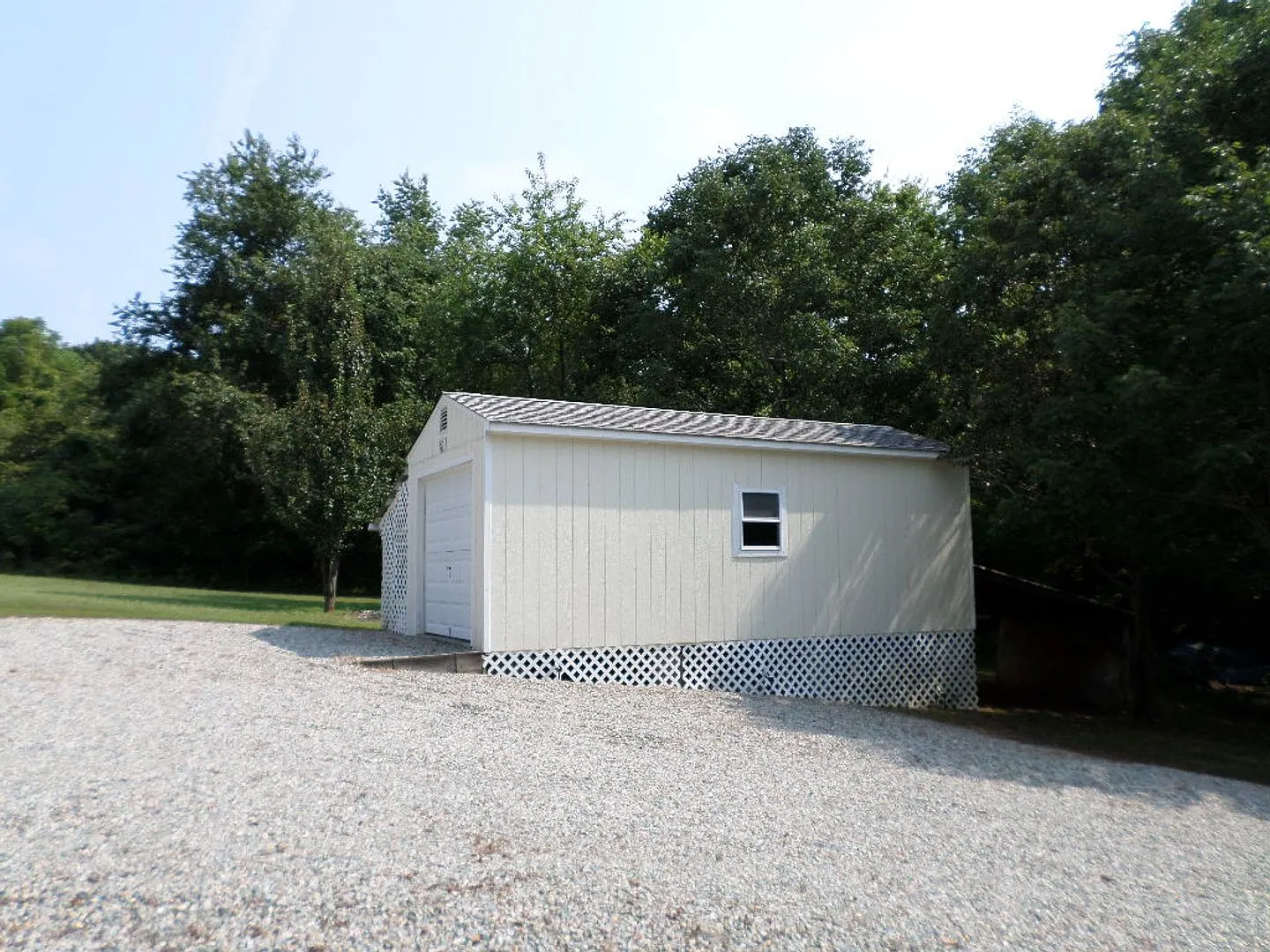 3 bedroom home on corner lot with basement — Photo 2