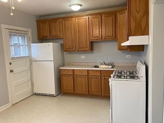 3rd image of 5840 W 62nd St #2