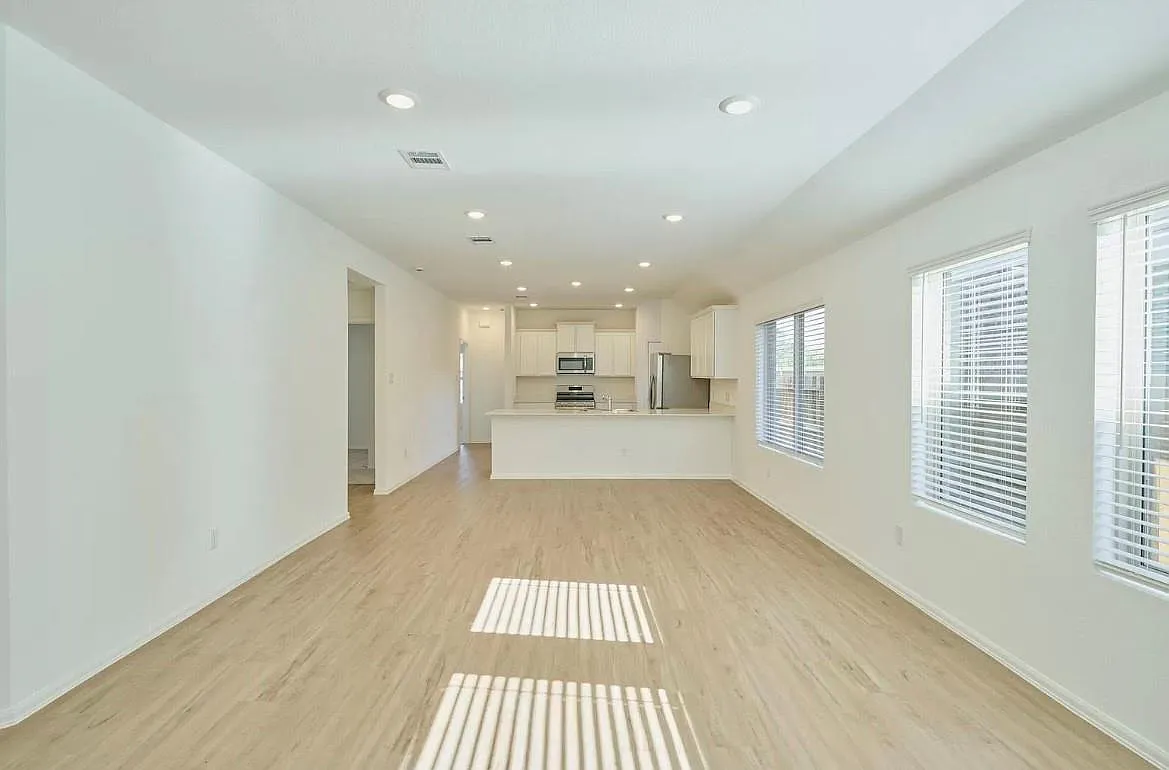 3 bed, 2.0 bath, 1723 sqft, $1,890 — Photo 3