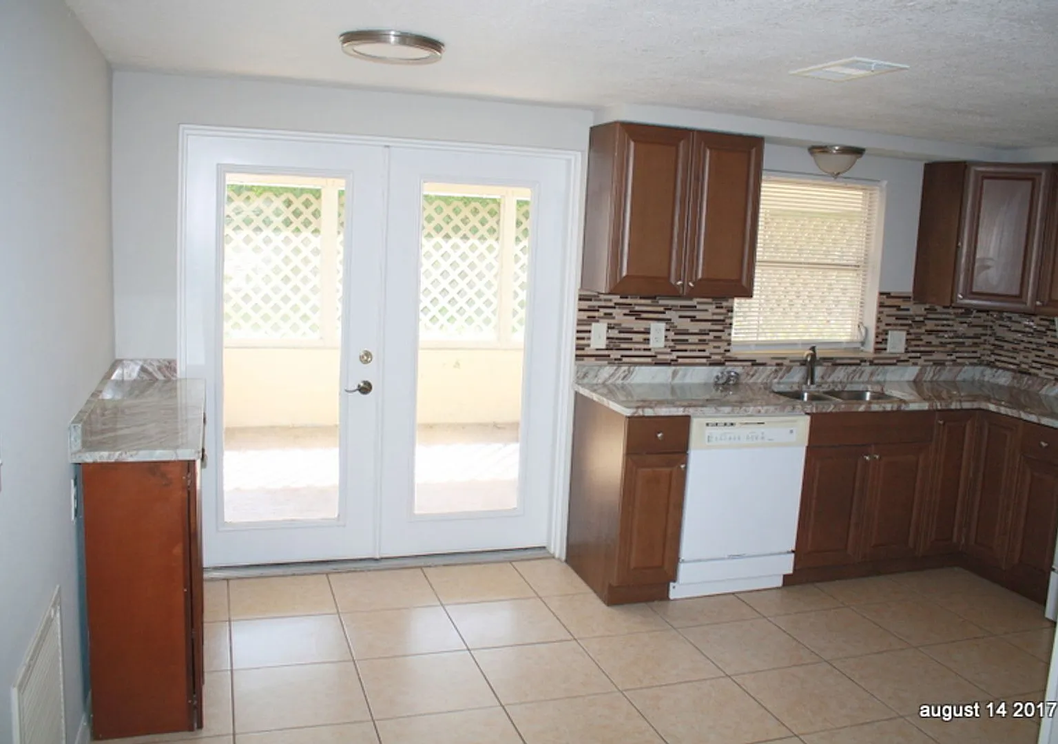 Beautifully updated 2 bedroom 1 bath — Photo 3