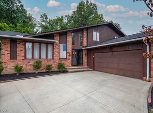 7860 Cresthill Dr, Seven Hills, OH 44131